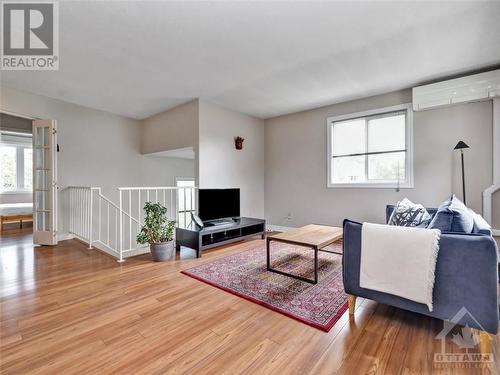 39 Castlegreen Private, Ottawa, ON - Indoor Photo Showing Living Room