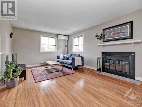 39 Castlegreen Private, Ottawa, ON - Indoor Photo Showing Living Room With Fireplace