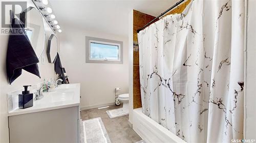 939 Brown Street, Moose Jaw, SK - Indoor Photo Showing Bathroom