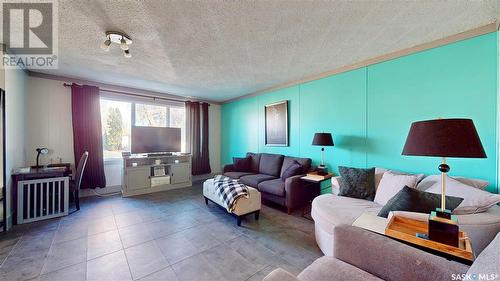 939 Brown Street, Moose Jaw, SK - Indoor Photo Showing Living Room