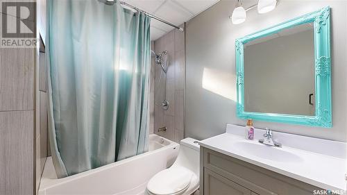 939 Brown Street, Moose Jaw, SK - Indoor Photo Showing Bathroom