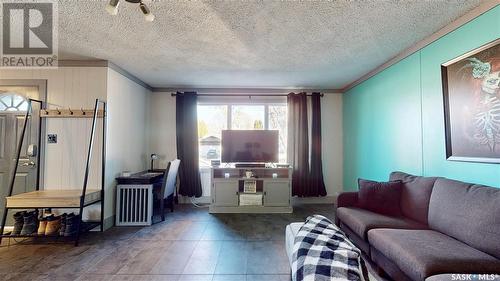 939 Brown Street, Moose Jaw, SK - Indoor Photo Showing Living Room