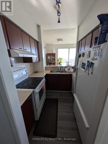 Ph-103 - 38 Lee Centre Drive, Toronto, ON - Indoor Photo Showing Kitchen