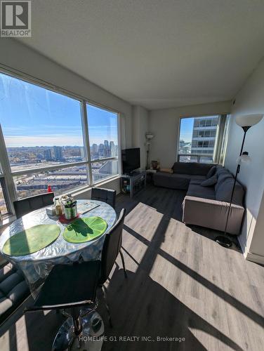 Ph-103 - 38 Lee Centre Drive, Toronto, ON - Indoor Photo Showing Living Room