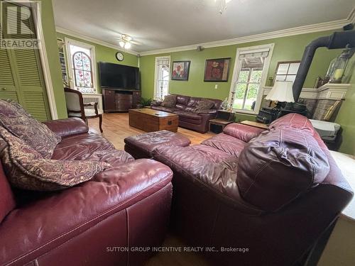 8384 Sixth Line, Essa, ON - Indoor Photo Showing Living Room