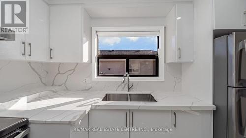 50 Swanhurst Boulevard, Mississauga, ON - Indoor Photo Showing Kitchen