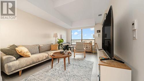 613 - 33 Frederick Todd Way, Toronto, ON - Indoor Photo Showing Living Room