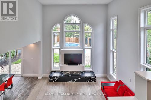 2 Gleave Court, Aurora, ON - Indoor