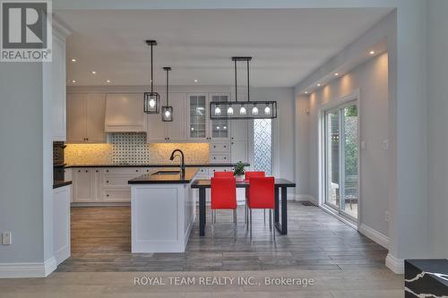 2 Gleave Court, Aurora, ON - Indoor Photo Showing Kitchen With Upgraded Kitchen