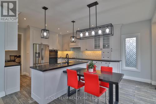 2 Gleave Court, Aurora, ON - Indoor Photo Showing Kitchen With Upgraded Kitchen