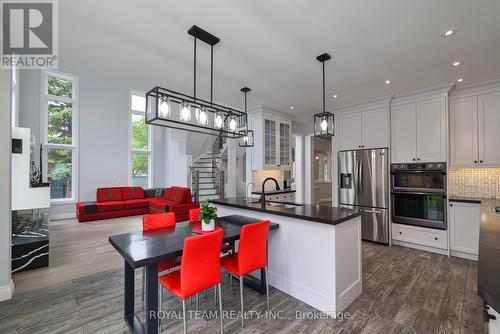 2 Gleave Court, Aurora, ON - Indoor Photo Showing Kitchen With Upgraded Kitchen