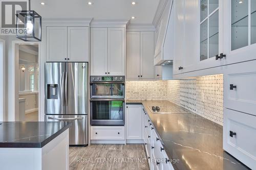 2 Gleave Court, Aurora, ON - Indoor Photo Showing Kitchen With Upgraded Kitchen