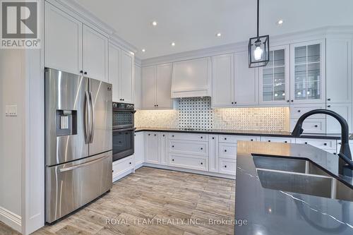 2 Gleave Court, Aurora, ON - Indoor Photo Showing Kitchen With Double Sink With Upgraded Kitchen