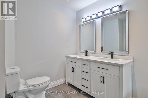 2 Gleave Court, Aurora, ON - Indoor Photo Showing Bathroom