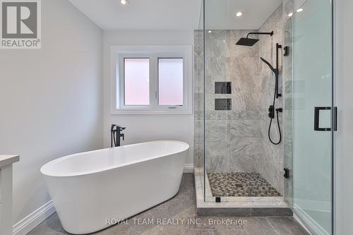 2 Gleave Court, Aurora, ON - Indoor Photo Showing Bathroom