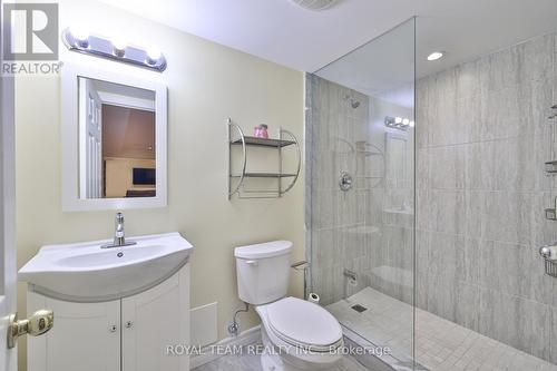 2 Gleave Court, Aurora, ON - Indoor Photo Showing Bathroom