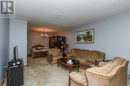 3301 Chipley Crescent, Mississauga, ON - Indoor Photo Showing Living Room