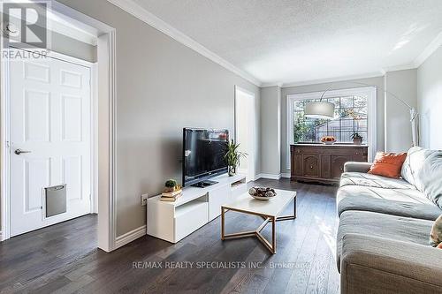 7326 Aspen Avenue, Mississauga, ON - Indoor Photo Showing Living Room