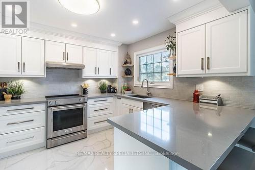 7326 Aspen Avenue, Mississauga, ON - Indoor Photo Showing Kitchen With Upgraded Kitchen