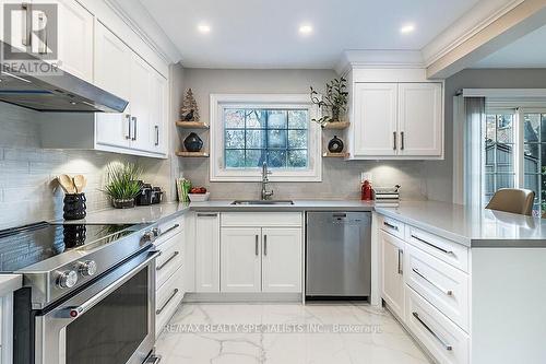 7326 Aspen Avenue, Mississauga, ON - Indoor Photo Showing Kitchen With Stainless Steel Kitchen With Upgraded Kitchen