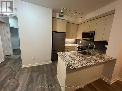 1709 - 4633 Glen Erin Drive, Mississauga, ON - Indoor Photo Showing Kitchen