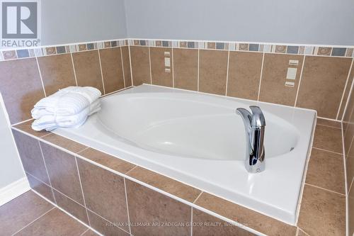 438 Old Colony Road, Richmond Hill, ON - Indoor Photo Showing Bathroom