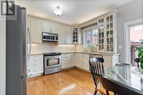 438 Old Colony Road, Richmond Hill, ON - Indoor Photo Showing Kitchen With Upgraded Kitchen