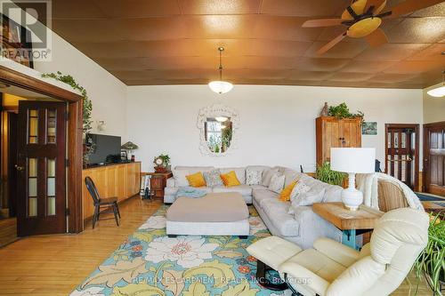 687 Highway 6, Haldimand, ON - Indoor Photo Showing Living Room