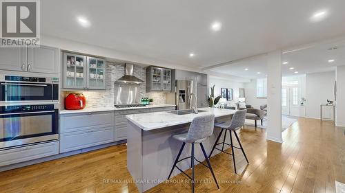 329 Warner Crescent, Newmarket, ON - Indoor Photo Showing Kitchen With Upgraded Kitchen