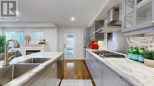 329 Warner Crescent, Newmarket, ON - Indoor Photo Showing Kitchen With Double Sink With Upgraded Kitchen