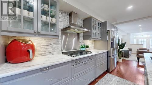 329 Warner Crescent, Newmarket, ON - Indoor Photo Showing Kitchen