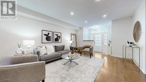 329 Warner Crescent, Newmarket, ON - Indoor Photo Showing Living Room