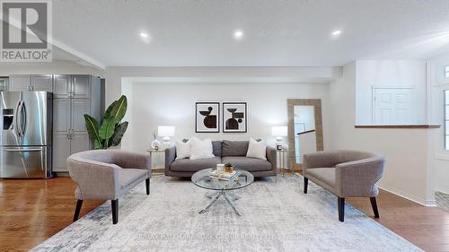 329 Warner Crescent, Newmarket, ON - Indoor Photo Showing Living Room