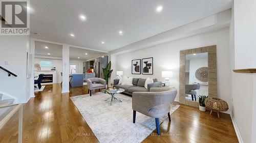 329 Warner Crescent, Newmarket, ON - Indoor Photo Showing Living Room