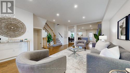 329 Warner Crescent, Newmarket, ON - Indoor Photo Showing Living Room