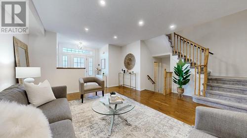 329 Warner Crescent, Newmarket, ON - Indoor Photo Showing Living Room