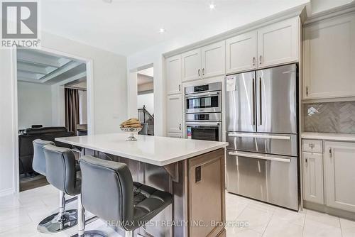 37 Chorus Crescent, Vaughan, ON - Indoor Photo Showing Kitchen With Upgraded Kitchen