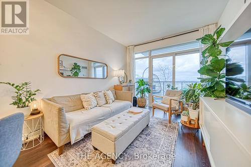 405 - 65 Oneida Crescent, Richmond Hill, ON - Indoor Photo Showing Living Room