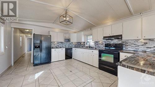 6705 Chris Tierney Private, Ottawa, ON - Indoor Photo Showing Kitchen With Stainless Steel Kitchen With Upgraded Kitchen