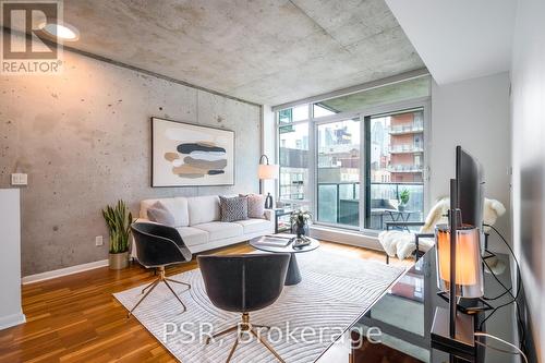 740 - 333 Adelaide Street E, Toronto, ON - Indoor Photo Showing Living Room