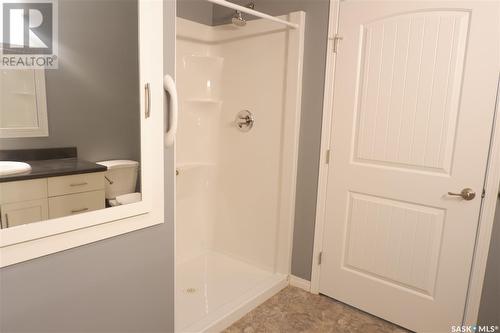 604 Centre Street, Assiniboia, SK - Indoor Photo Showing Bathroom