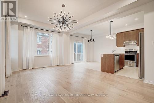 136 Ness Drive, Richmond Hill, ON - Indoor Photo Showing Kitchen