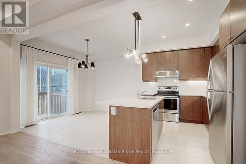 136 Ness Drive, Richmond Hill, ON - Indoor Photo Showing Kitchen With Upgraded Kitchen