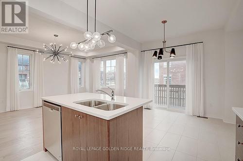 136 Ness Drive, Richmond Hill, ON - Indoor Photo Showing Kitchen With Double Sink