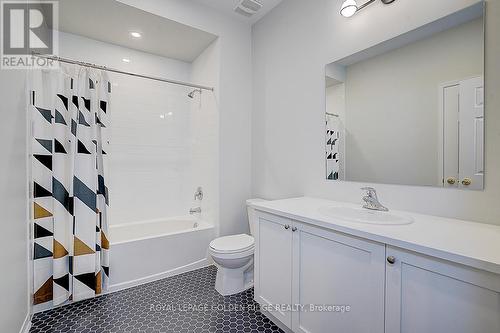 136 Ness Drive, Richmond Hill, ON - Indoor Photo Showing Bathroom