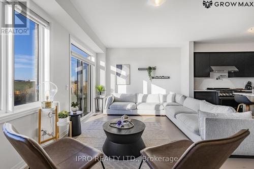 112 Freedom Crescent, Hamilton, ON - Indoor Photo Showing Living Room