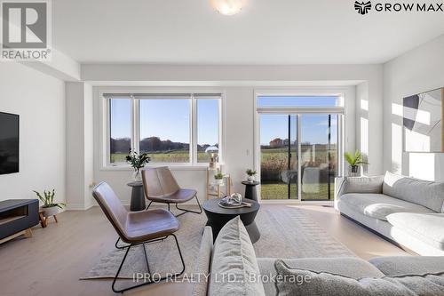 112 Freedom Crescent, Hamilton, ON - Indoor Photo Showing Living Room