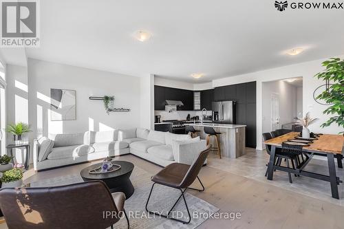 112 Freedom Crescent, Hamilton, ON - Indoor Photo Showing Living Room