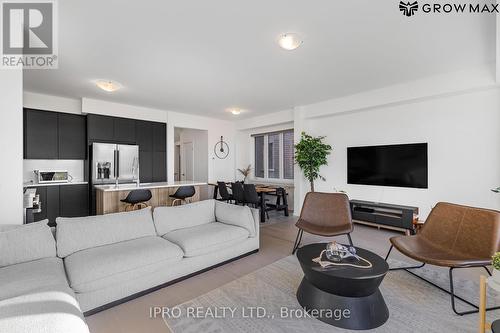 112 Freedom Crescent, Hamilton, ON - Indoor Photo Showing Living Room