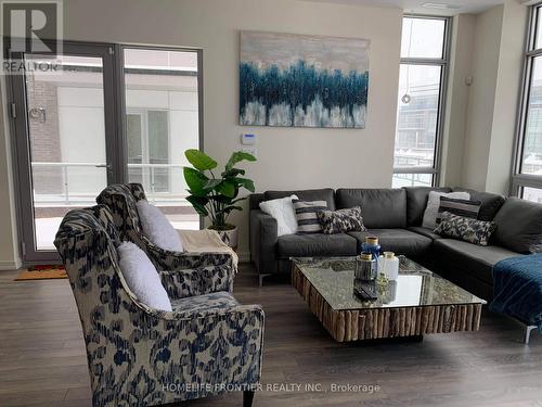 3650 Ferretti Court E, Innisfil, ON - Indoor Photo Showing Living Room